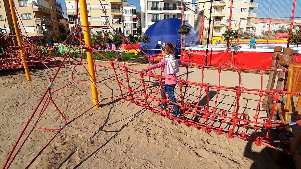 Teneffüs parkta oyun keyfi eğlenmeye devam, eğlenceli çocuk videosu