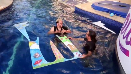 PULANDO DENTRO DE FORMAS NA PISCINA !! (DESAFIO CORRENDO)