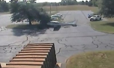 Pesawat Nyangkut di Pohon Saat Ingin Mendarat