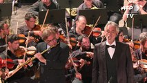Director de orquesta robot roba el show a Andrea Bocelli