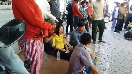 Thai phụ tử vong sau vụ TNGT, chị gái khóc ngất giữa đường