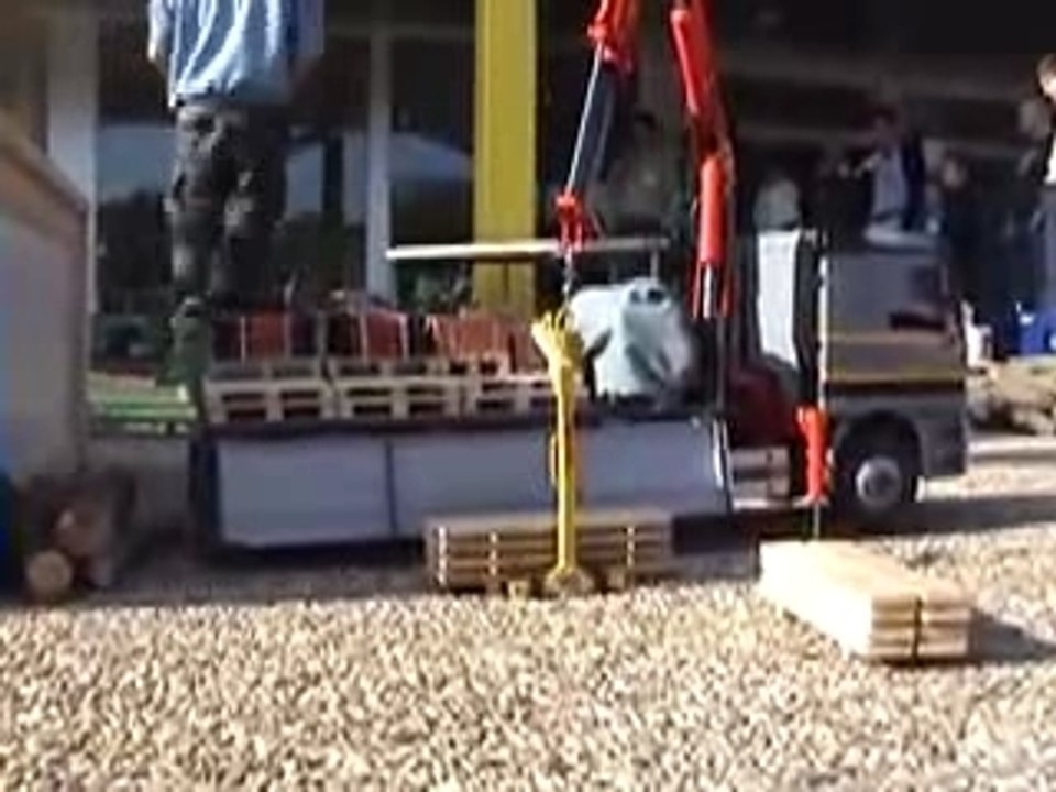 camions RC salon Railexpo2007: camion avec grue