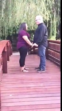 Sevdiğine evlenme teklifi yapan adamın zor anları - acemikamera