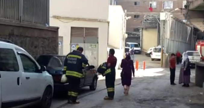 Bahçesine Atılan El Yapımı Patlayıcıyı Kaldıran Kadının İki Kolu Koptu