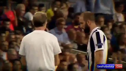 Higuain gives the middle finger to Barcelona fans