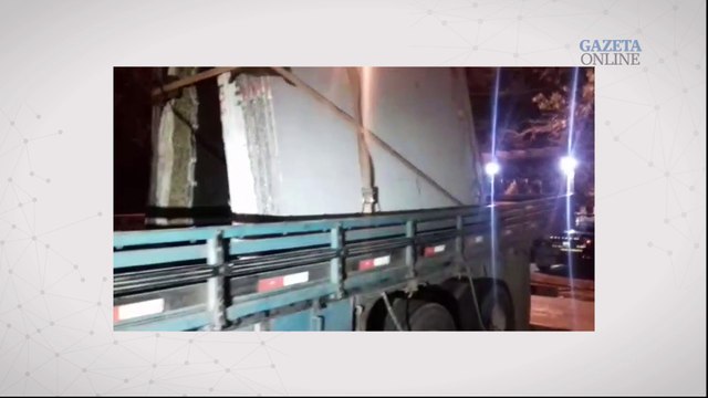 Caminhão com carga irregular de granito apreendido em Linhares