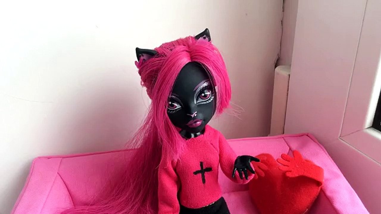 КАК СШИТЬ СВИТЕР ДЛЯ КУКЛЫ ИЗ НОСКА ♡ КАК СШИТЬ ОДЕЖДУ ИЗ НОСКА ♡ FOR DOLLS