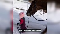 Cette petite fille adore se balader avec son cheval !