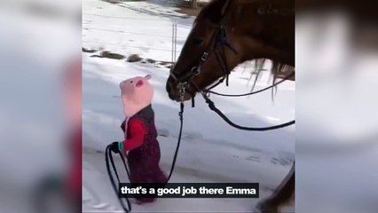 Cette petite fille adore se balader avec son cheval !