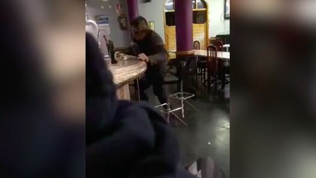 Quand tu as un peu trop bu et que tu veux t'assoir sur un tabouret !