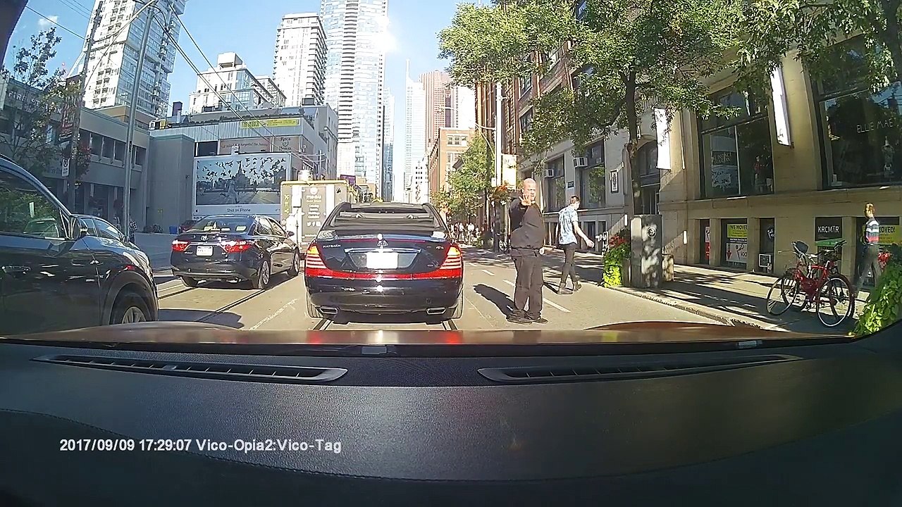 Les équipes de sécurité de Drake arrête la circulation