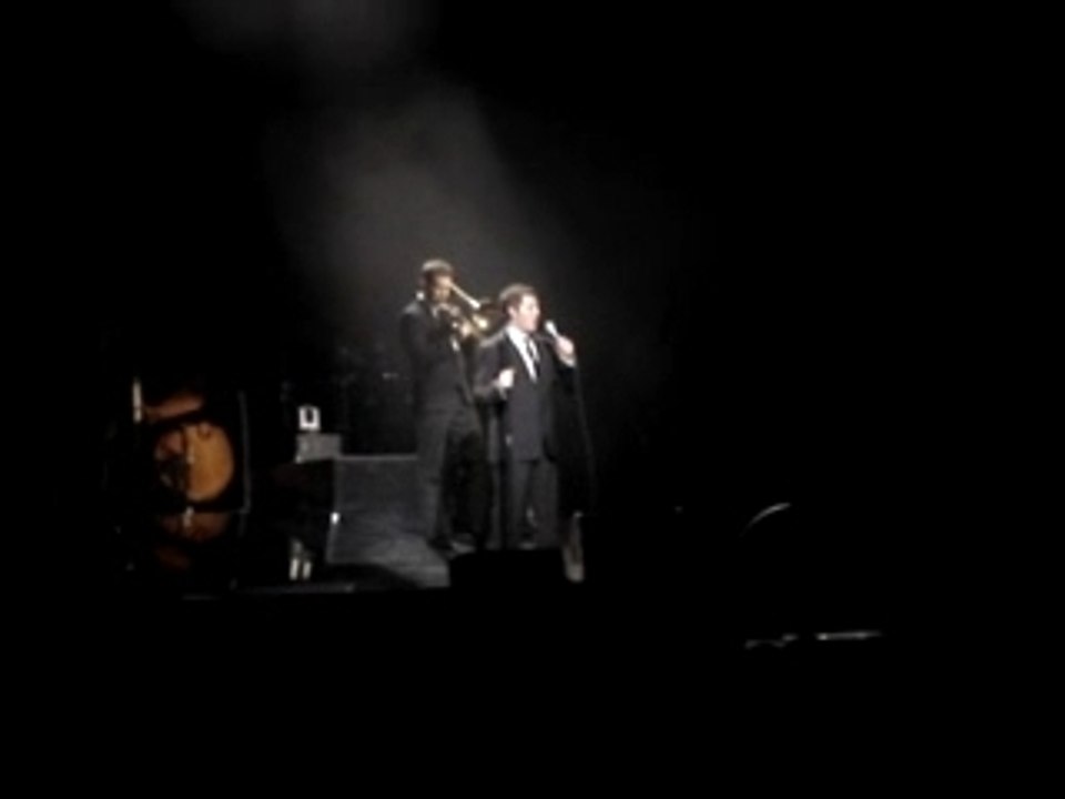 MICHAEL BUBLE et son musicien...ZENITH 2007