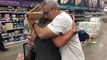 Esta mulher explodiu em lágrimas numa loja na Flórida ao ver que era tarde demais... O seu vídeo está a dar a volta ao m