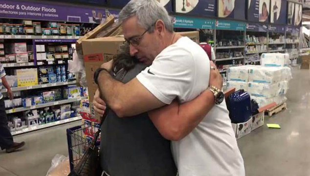 Esta mulher explodiu em lágrimas numa loja na Flórida ao ver que era tarde demais... O seu vídeo está a dar a volta ao m