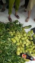 Phụ huynh chặn bắt xe chở rau củ thối rữa vào trường tiểu học