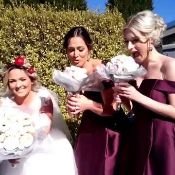 Le bouquet de la mariée fait avec des DONUTS !! Grosse gourmande va...