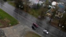 L'aquaplaning d'une voiture se termine dans un arbre.. Gros choc !