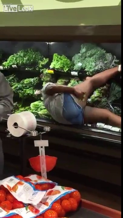 Elle s'allonge dans l'étalage des légumes au supermarché et se frotte avec une salade !