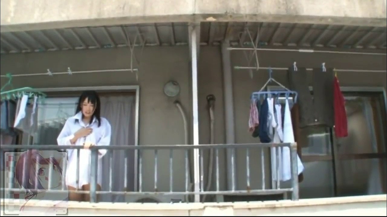 ベランダからＹシャツ１枚の美女が僕の部屋に！なぜかキスされっす