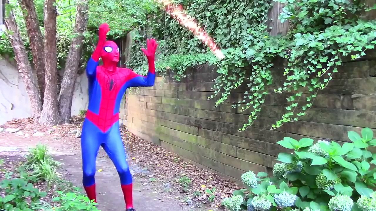 スパイダーマン＆エルザは、雪の白の赤ちゃんをベビーシッター！W/ アリエルは、人魚キャットウーマン、ジョーカー 実際の生活の中で面白いスーパーヒーロー