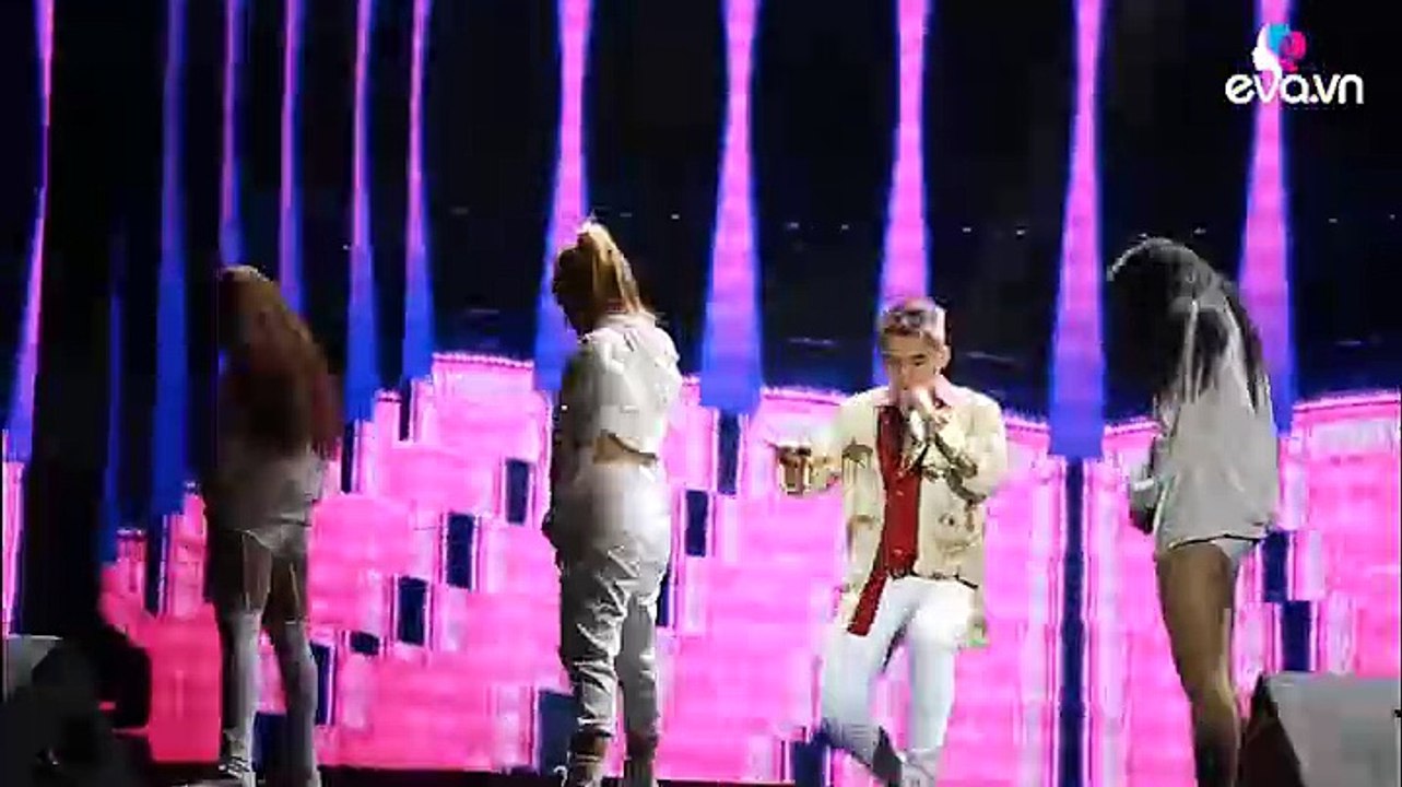 Sơn Tùng MTP live cực đỉnh khiến Phạm Hương cũng phải nhún nhẩy theo