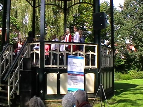 Groot Gieters Popkoor zingt Ik geloof in jou tijdens Kopje Culuur in Steenwijkerland, 10-9-2017