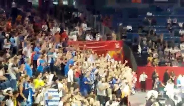 Οι Έλληνες φίλαθλοι δίνουν ρεσιτάλ στις εξέδρες με Ρωσία!