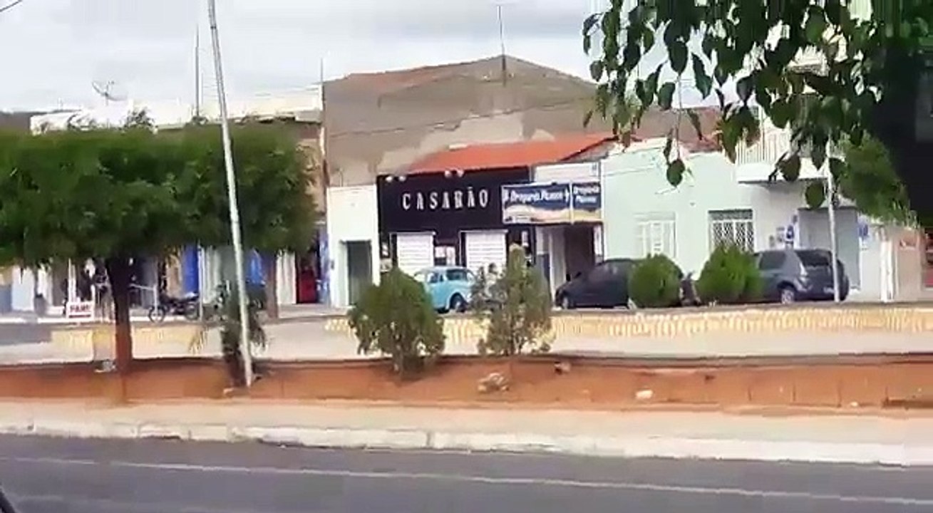 Policial do Sertão é morto durante troca de tiros com assaltantes; vídeo mostra desespero da população