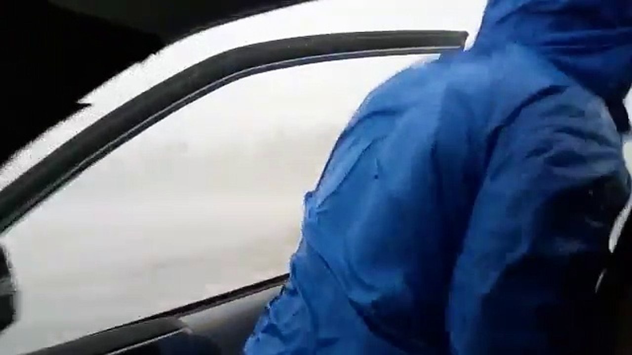 Un météorologiste courageux mesure la vitesse du vent lors de l'ouragan Irma