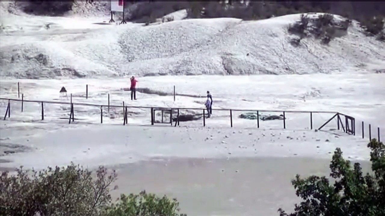 Family dies after falling into volcanic crater in Italy