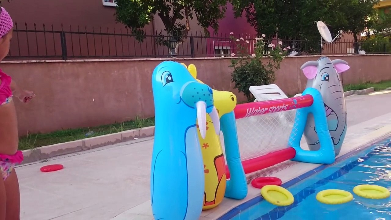 Havuz için yeni oyuncak aldık .Frizbi ve kale Çok eğlenceli bu oyuncak