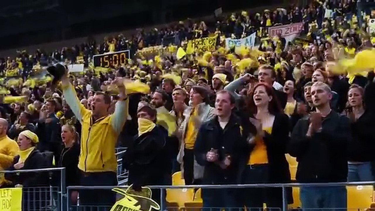 Movie Extras That Totally Ruined The Scene