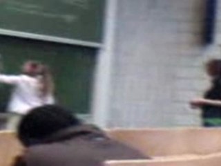 Cricri efface le tableau... avec la raclette !