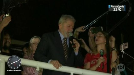 Ex-presidente Lula discursa em Curitiba após depoimento