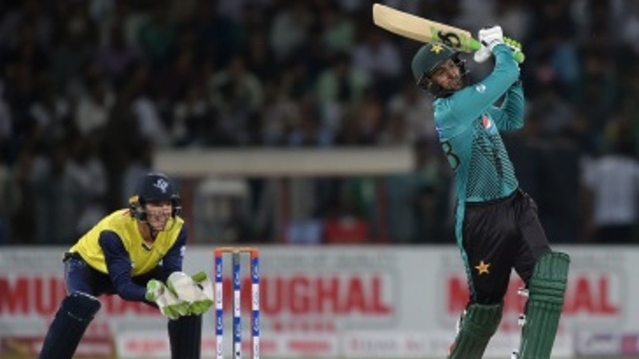 Shoaib Malik OUT on 17 Pakistan vs World XI 3rd T20 - Pakistan won by 33 runs - Full Match Highlights - Pakistan 183/4 (20/20 ov); World-XI 150/8 (20/20 ov)