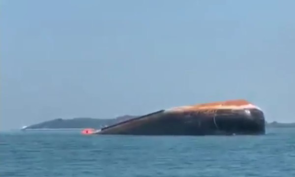 Kapal Tanker Indonesia Tabrakan dengan Kapal Keruk Asing