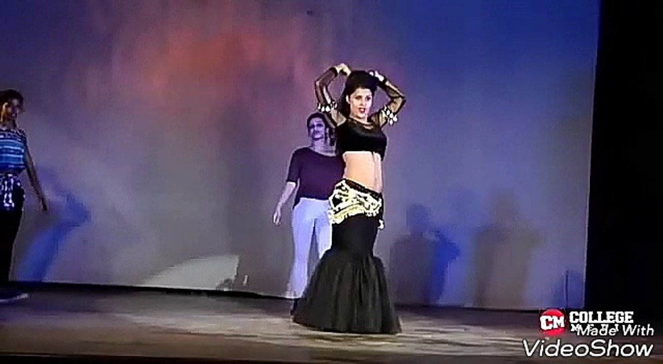 beautiful hot girl amazing dance on rajasthani song/ girl dance on stage rajasthani song