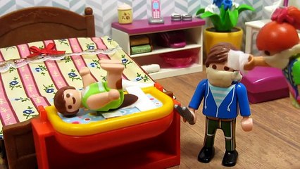 Bañamos a La Bebé NENUCO y hace popo