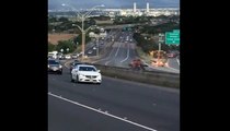 Un camion perd sa remorque sur l'autoroute.