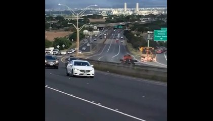 Un camion perd sa remorque sur l'autoroute.