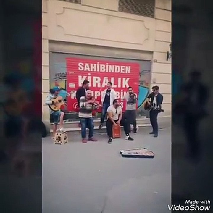 amr diab singing in the street with turkish people
