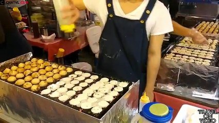 Gâteaux de poulpe takoyaki délicieux de la ville japonaise