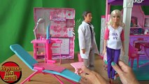 Avec Enceinte poupées Barbie vidéo a rendu visite au Dr Kevin brides