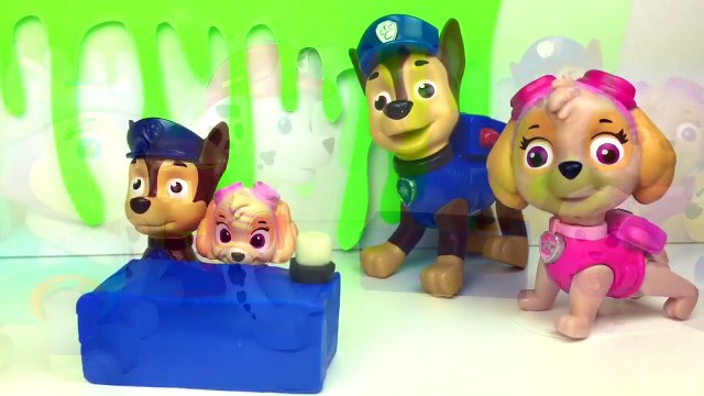 Aprendendo as cores com os Filhotes Patrulha Canina Desafio O Poderoso Chefinho Geleca Amoeba Verde