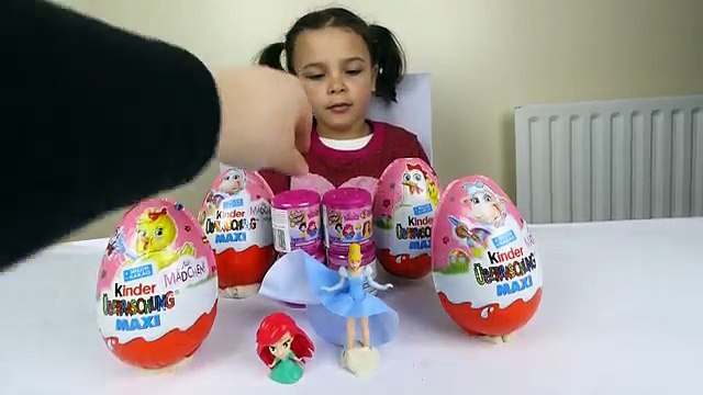 Et Château des œufs géant Princesse avec Disney rapunzel surprise maxi kinder fashems mashems