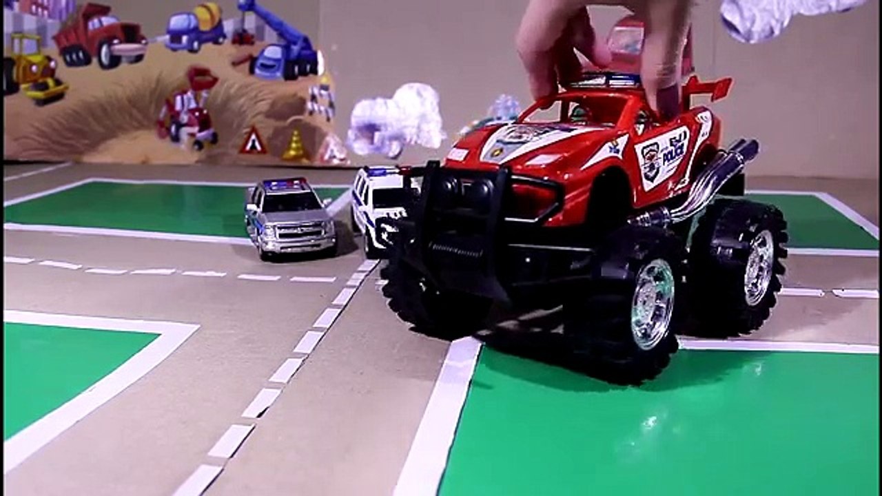 Sur et voiture des voitures chasse enfants Courses vidéo lavage Police Police