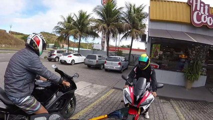 Un motard en short et en tong guidonne et chute à 185 km/h