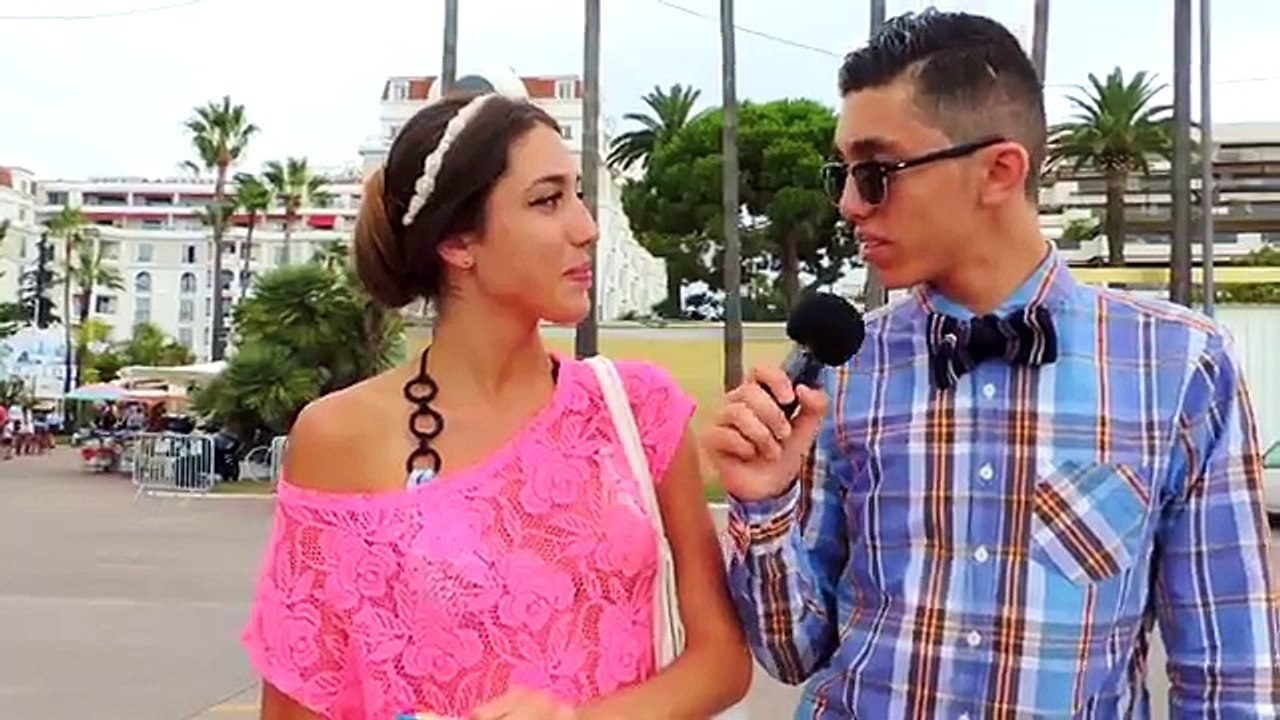 Embrasser une inconnue en une demi-seconde (parodie) / Kissing a girl prank parody
