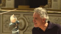 Le ténor Andrea Bocelli mené à la baguette par le robot YuMi