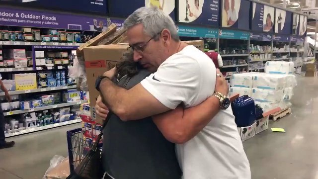 Esta mulher explodiu em lágrimas numa loja na Flórida ao ver que era tarde demais... O seu vídeo está a dar a volta ao m